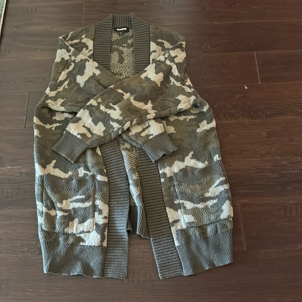 Camo cardigan. Never worn. Size medium. Great condition